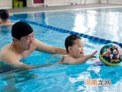 儿童学习游泳的好处及注意事项