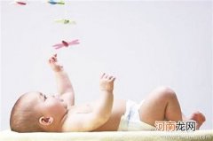 婴儿床挂玩具导致宝宝斜视？