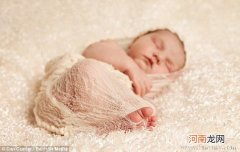 哪种睡姿最适合宝宝？新生儿不宜固定睡姿