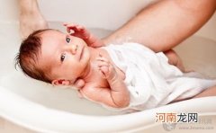 给宝宝洗澡的正确方式