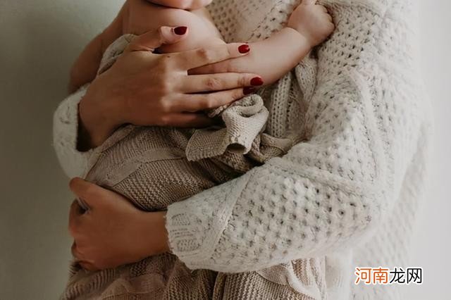 一吃奶就哭是厌奶吗 吃母乳的孩子是不是不用喝水