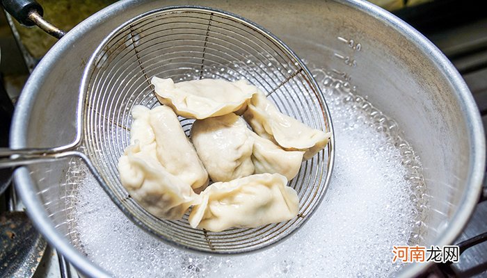 梦见稀饭里煮饺子