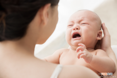 英国近1/3家庭因宝宝爱哭而离婚 家长如何搞定爱哭宝
