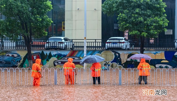 女人梦见大暴雨是什么意思