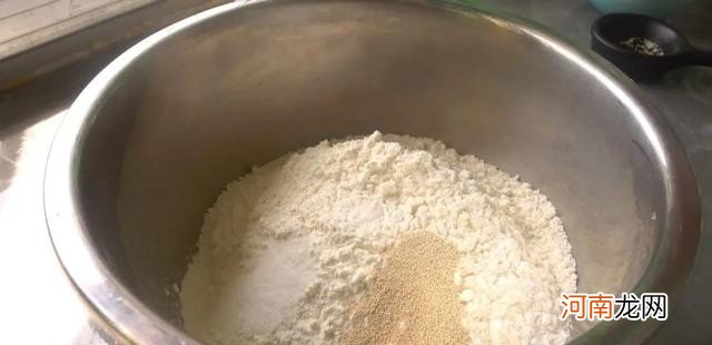 电饭锅做无糖咸面包松软拉丝 电饭锅做面包怎样做