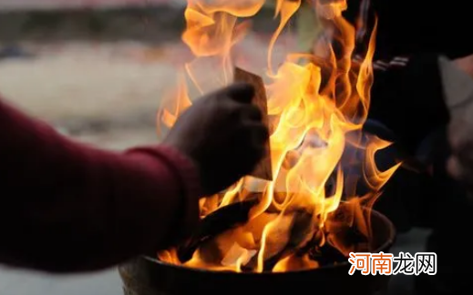 烧纸钱的由来 祭奠死者为什么要烧纸呢优质