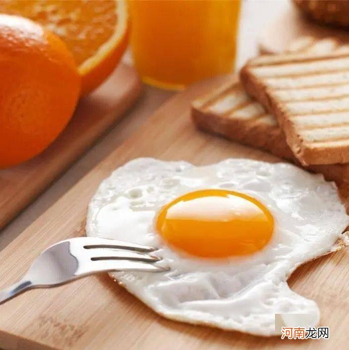 早上吃荷包蛋好还是水煮蛋好？每天早上吃多少