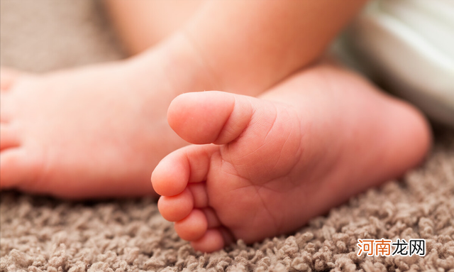 为什么宝宝总喜欢光脚？光脚对宝宝的好处多，很多妈妈还不知道
