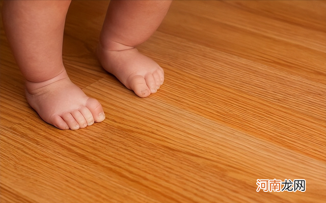 为什么宝宝总喜欢光脚？光脚对宝宝的好处多，很多妈妈还不知道