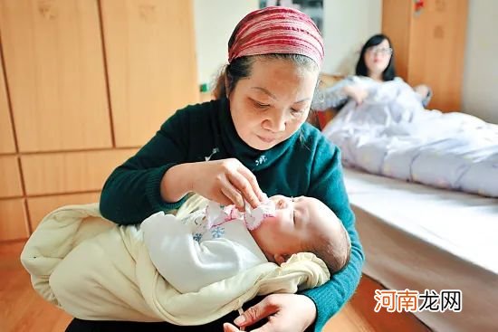 为什么中国妈妈坐月子，外国人却不用？
