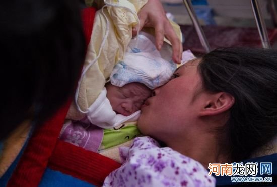 图 孕妇在地震后的余震中的产子全过程