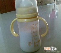 宝宝吃奶粉大便有奶瓣竟然和妈妈的冲调方式有关！