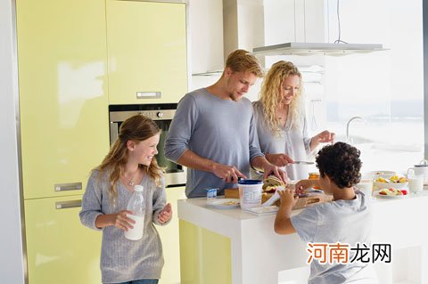 “厨房育儿”是最时髦的休闲活动 孩子学做饭的好处逐个数