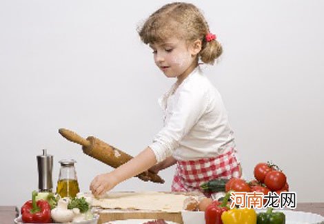 “厨房育儿”是最时髦的休闲活动 孩子学做饭的好处逐个数