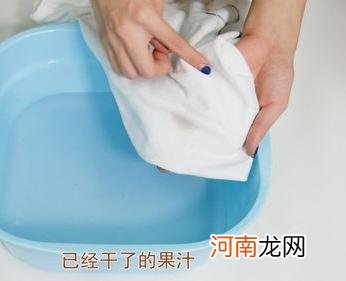 青草汁弄到衣服上怎么洗？这些小技巧你一定要