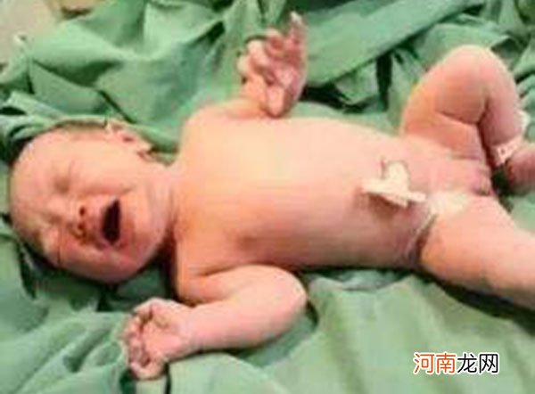 从刚出生的婴儿图片大全 看新生宝宝到底有多“丑”