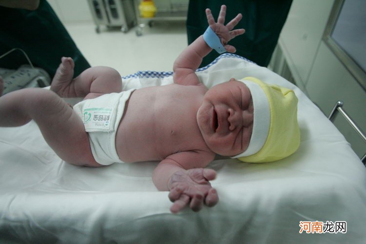 从刚出生的婴儿图片大全 看新生宝宝到底有多“丑”