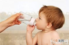 宝宝一天应该喝多少水 如何判断宝宝的水量够不够呢