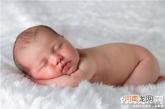 趴着睡让宝宝脸型更好看吗 谈谈那些宝宝趴着睡的问题