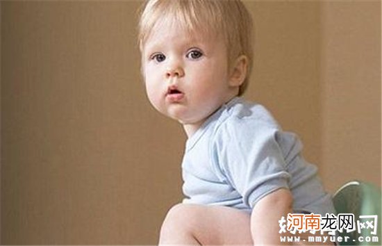 宝宝尿液呈淡红色正常吗 从宝宝尿液辨别宝宝健康状况