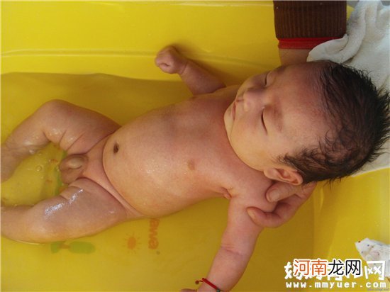 怎么才是给宝宝洗澡的正确方式 宝宝洗澡这些步骤慢慢来
