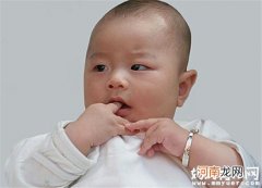 宝宝误吃手上戴的镯子竟然铅中毒 该不该给宝宝戴饰品