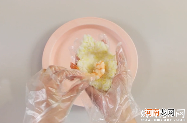 一岁半至两岁宝宝食谱——鲜虾米饭团的做法图解