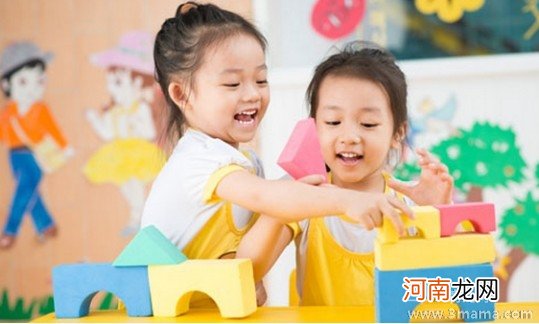 幼儿园小班健康活动《运小球》