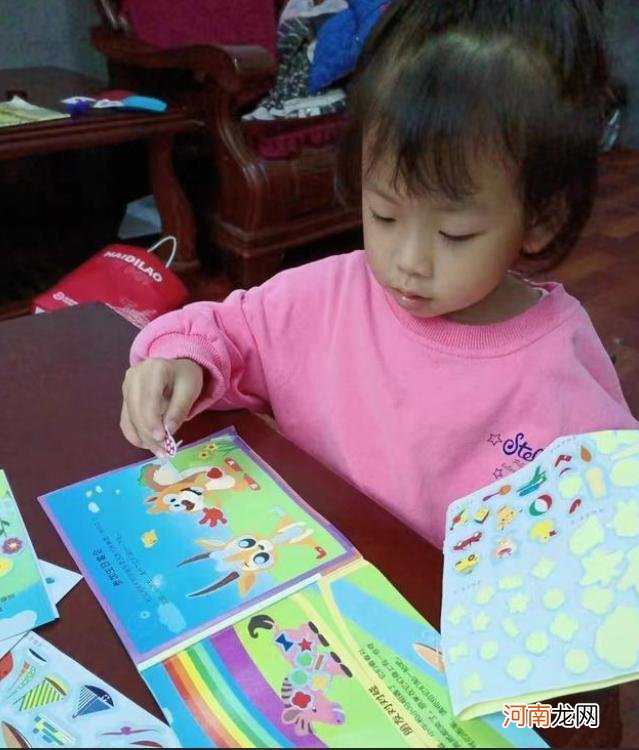 2岁女儿自主玩出超强专注力，宝妈分享她的3点见解，方法简单很棒