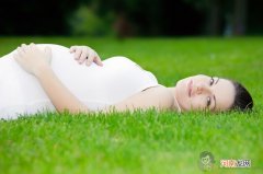 孕晚期，这3种行为要尽量避免，不但害己还伤及胎儿！