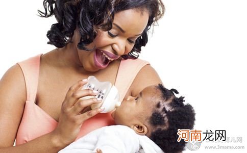 母乳喂养时的正确姿势