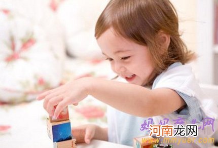 幼儿园中班手指游戏《小小双手本领大》