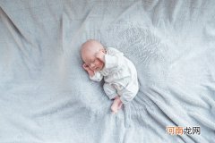 新生儿可以睡硬板床吗 婴儿床好宝宝成长更健康