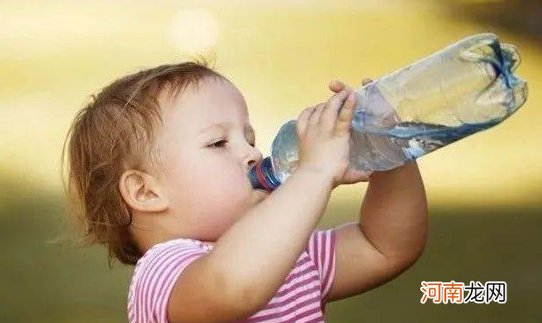 夏天给孩子喝“水”有讲究，要避开这4个错误做法，当心伤娃