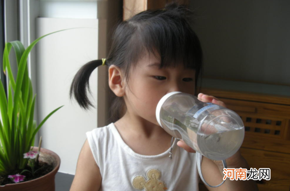 夏天给孩子喝“水”有讲究，要避开这4个错误做法，当心伤娃