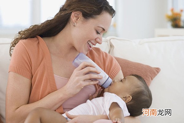 新生儿第一天怎么喂 母乳奶粉白开水三选一正解是它