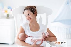 新生儿第一天怎么喂 母乳奶粉白开水三选一正解是它