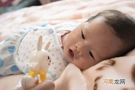 刚出生的宝宝一天岁多久 新生儿第一个月睡眠时间对照表