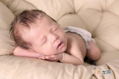 1个月宝宝能趴着睡多久 趴着睡太久危险就不请自来了