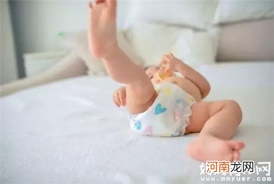 白天、夜晚各有不同3分钟科普宝宝尿不湿多久换一次