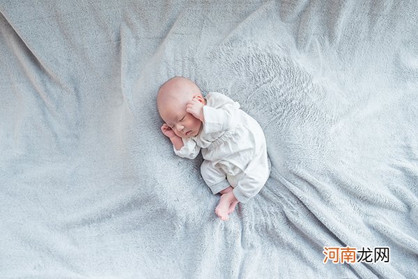 新生儿要戴帽子睡觉吗 戴帽子的麻烦比想象的更严重