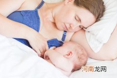 宝宝躺着吃母乳的姿势 新手妈妈怎么躺着喂孩子吃母乳