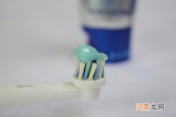 最土网红验孕法！ 牙膏验孕法变蓝的图片