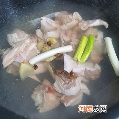 鸡腿炖土豆这样做好吃又解馋 鸡腿炖土豆的家常做法