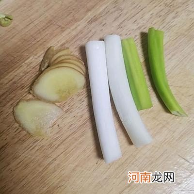 鸡腿炖土豆这样做好吃又解馋 鸡腿炖土豆的家常做法