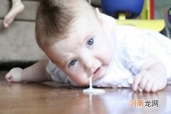 婴儿吐奶从鼻子里出来怎么回事，鼻子流奶该怎么办？