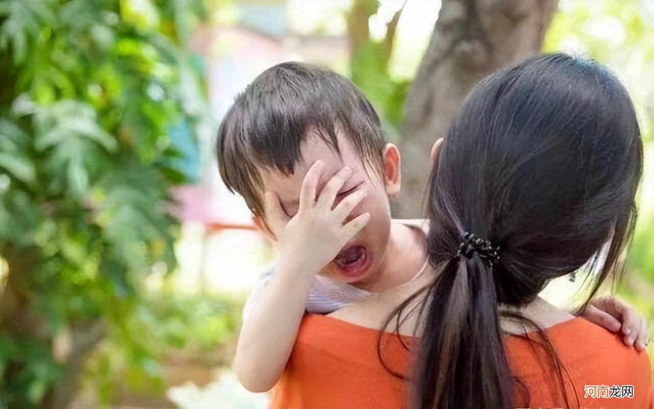 为什么宝宝看到“某人”会突然大哭？并非迷信，2个原因父母要懂