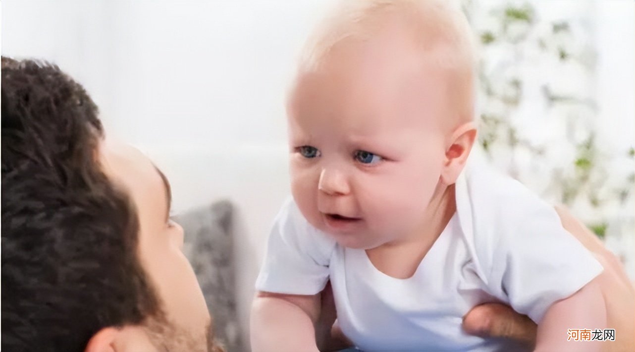 为什么宝宝看到“某人”会突然大哭？并非迷信，2个原因父母要懂