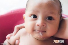 3种方法有效预防溢奶 宝宝经常溢奶是怎么回事