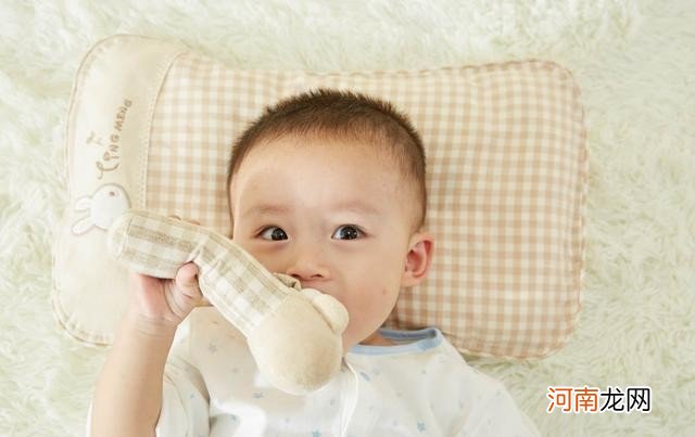 小婴儿多大可以开始用枕头 荞麦皮枕头婴儿能用吗